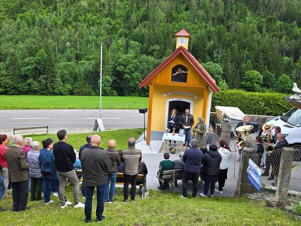 Stimmungsvolle Maiandacht bei der Familie Glawogger